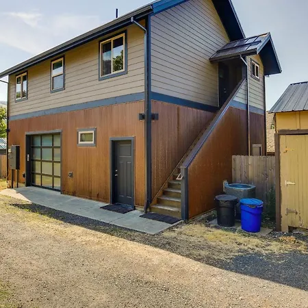 Modern White Salmon Apartment, Steps From Town